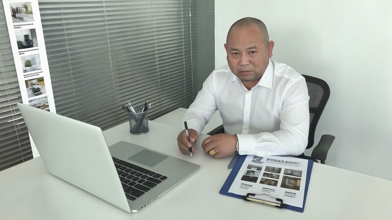 益康家政工作人员在办公室接待咨询